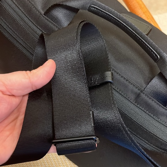 Tumi Alpha 2 Messanger Style Expandable Laptop Bag - Picture 16 of 16